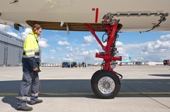Aerospace manufacturers look to electricity for developing aircraft ground taxiing green technology | DLR,fuel cells,Safran,Honeywell,taxiing