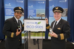 United Airlines makes historic first US commercial biofuel flight using Solazyme's algae-derived Solajet | Solazyme,United Airlines,Continental Airlines